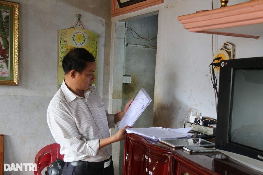 Thí sinh 53 tuổi dự thi tốt nghiệp THPT với đôi tay khiếm khuyết - 3 Thí sinh 53 tuổi dự thi tốt nghiệp THPT với đôi tay khiếm khuyết - 3