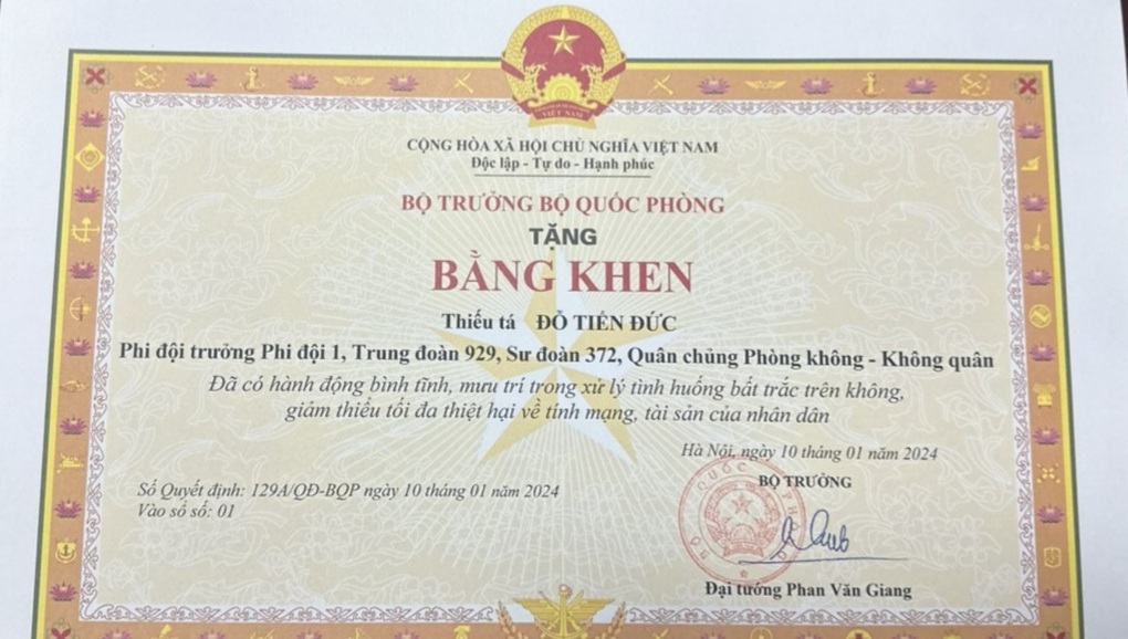 Phi công Su 22 gặp nạn được tặng bằng khen, thăng quân hàm - 2 Phi công Su 22 gặp nạn được tặng bằng khen, thăng quân hàm - 2