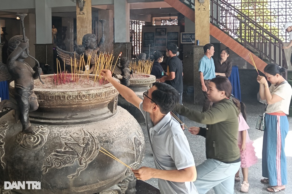 Hàng nghìn du khách xông đất nhà công tử Bạc Liêu, thánh đường Tắc Sậy - 4 Hàng nghìn du khách xông đất nhà công tử Bạc Liêu, thánh đường Tắc Sậy - 4