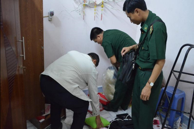 Bị bắt vì mang 400.000 USD thắng bạc từ Campuchia về Việt Nam