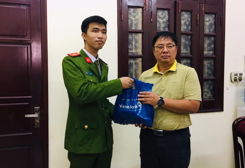 Hà Nội: Gã tài xế nảy lòng tham lấy 1,3 tỷ đồng của giám đốc - 2 Hà Nội: Gã tài xế nảy lòng tham lấy 1,3 tỷ đồng của giám đốc - 2
