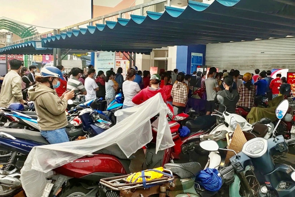 TPHCM: Cảnh xếp hàng dài ngoài siêu thị trong ngày có tin đồn thất thiệt - 2 TPHCM: Cảnh xếp hàng dài ngoài siêu thị trong ngày có tin đồn thất thiệt - 2