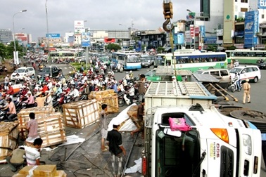 10 tấn hàng rải khắp ngã tư, giao thông hỗn loạn