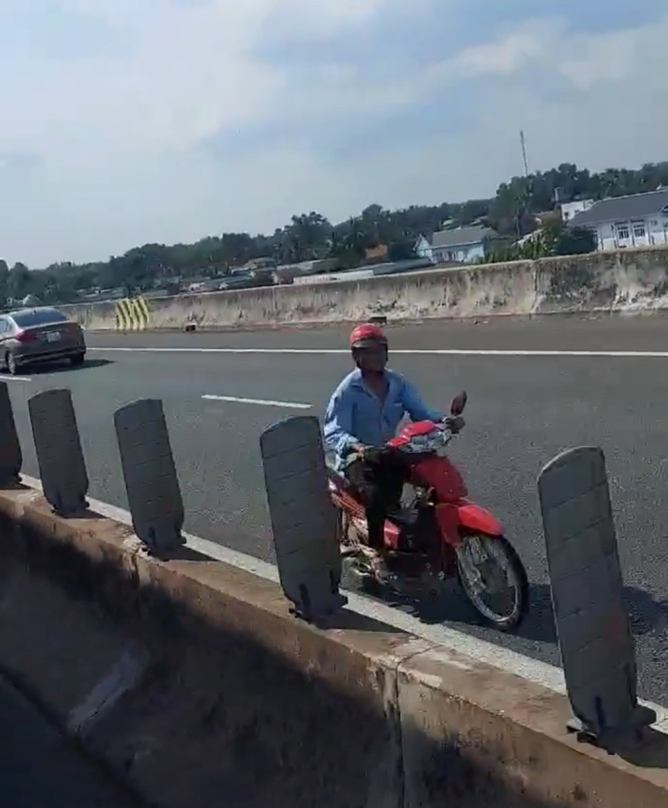 Người đàn ông đi xe máy ngược chiều trên cao tốc TPHCM - Trung Lương - 1 Người đàn ông đi xe máy ngược chiều trên cao tốc TPHCM - Trung Lương - 1