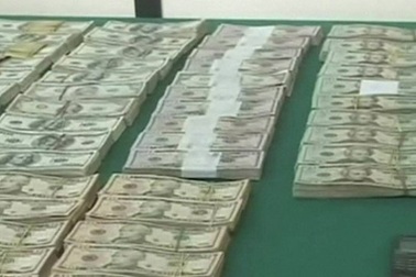 1 triệu USD bị ném xuống từ máy bay