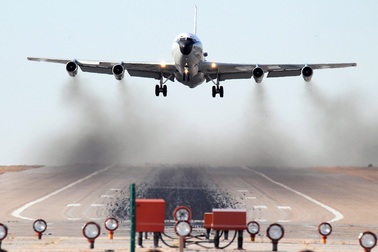 Máy bay “đánh hơi” hạt nhân của Mỹ tới Nhật Bản