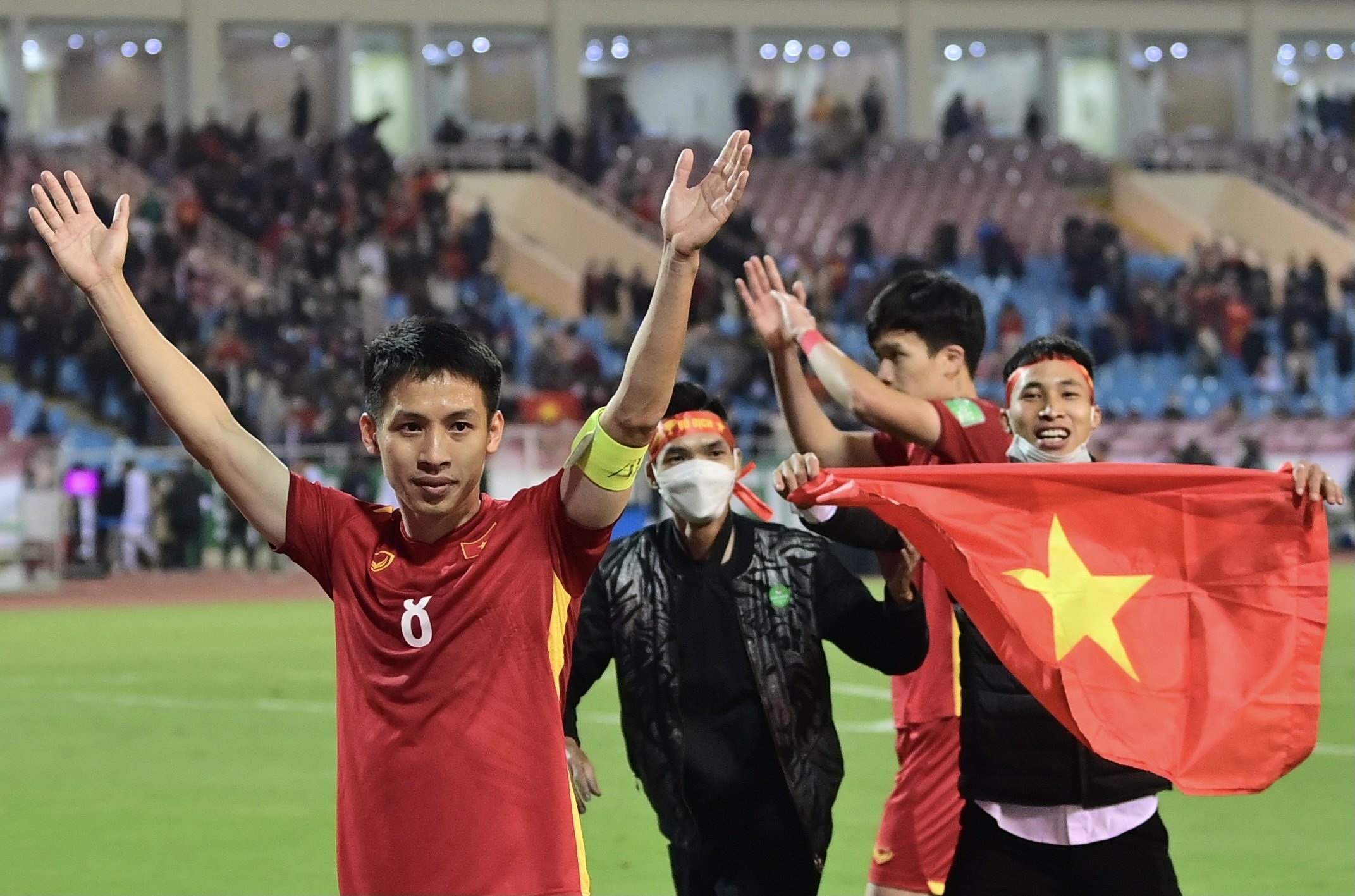 CĐV quá khích cầm cờ lao xuống sân ăn mừng cùng đội tuyển Việt Nam - 13 CĐV quá khích cầm cờ lao xuống sân ăn mừng cùng đội tuyển Việt Nam - 13