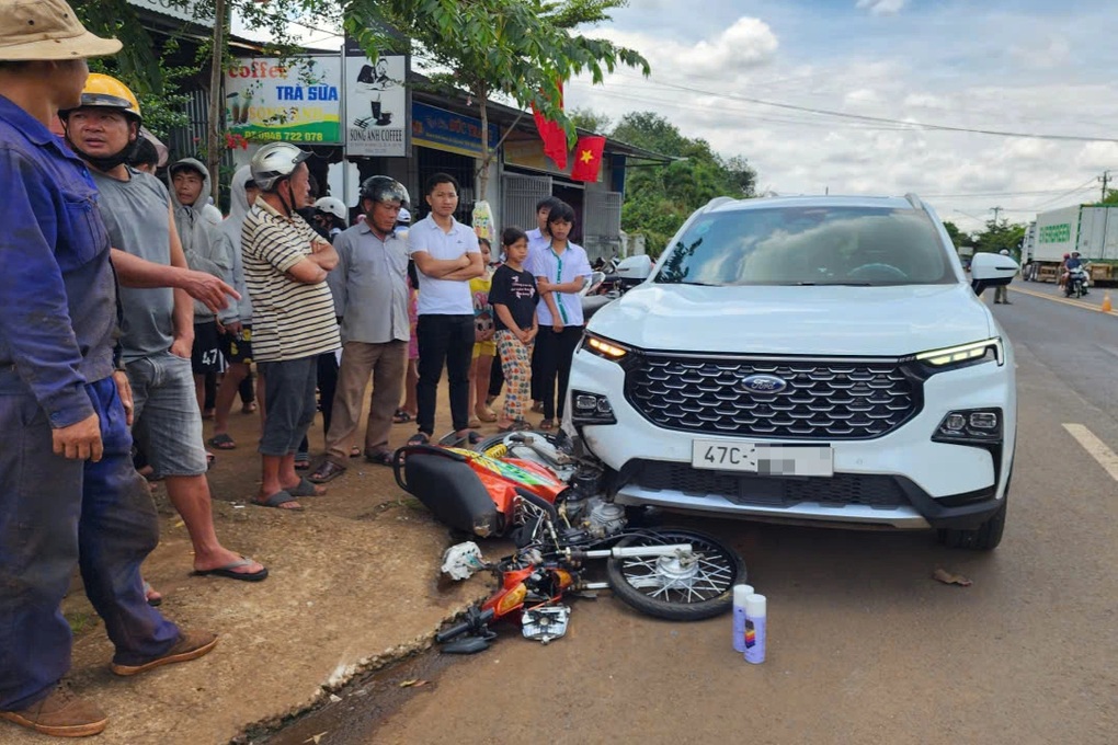 Nam sinh lớp 10 tử nạn trên đường đi học về - 2 Nam sinh lớp 10 tử nạn trên đường đi học về - 2
