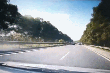 Phẫn nộ ô tô vượt ẩu gây tai nạn trên đường cao tốc rồi bỏ chạy