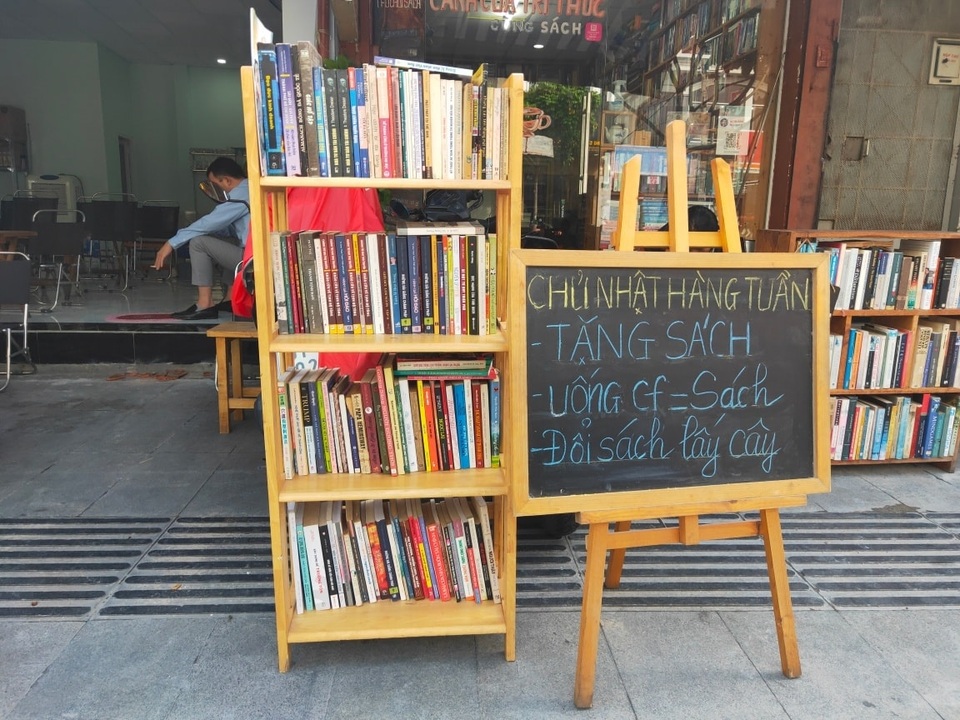 Uống cà phê trả tiền bằng sách độc lạ ở Sài Gòn - 1 Uống cà phê trả tiền bằng sách độc lạ ở Sài Gòn - 1