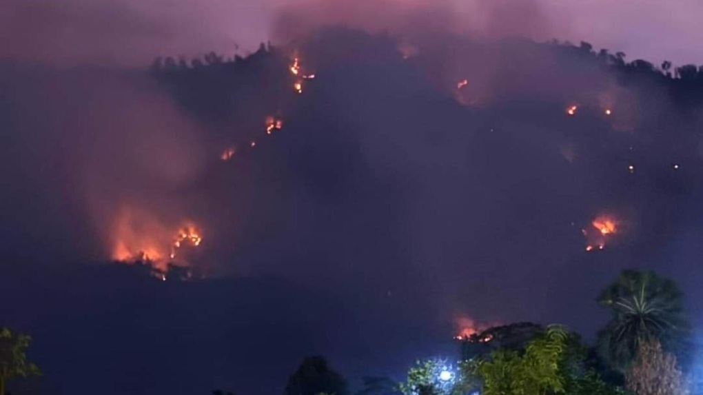 Đang cháy lớn trên núi Cô Tô kèm nhiều tiếng nổ lớn như bom - 2