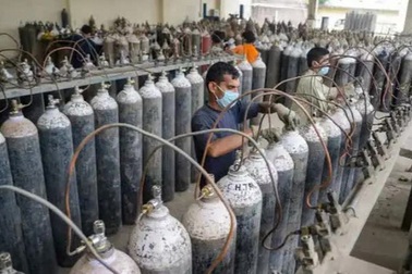 Ôxy quý hơn vàng, người hùng ở Ấn Độ tình nguyện bán rẻ như cho