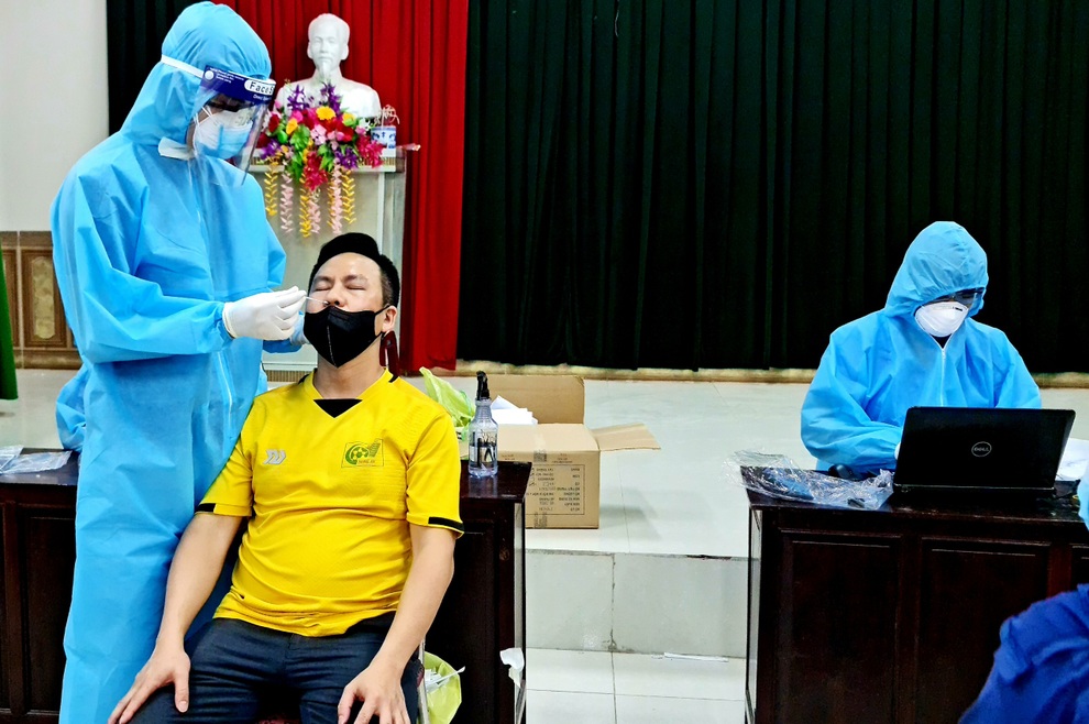 Xúc động hình ảnh tình nguyện viên tranh thủ ngả lưng trên vỉa hè - 4 Xúc động hình ảnh tình nguyện viên tranh thủ ngả lưng trên vỉa hè - 4