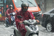 Người dân TPHCM dầm mưa đi làm sáng sớm đầu tuần