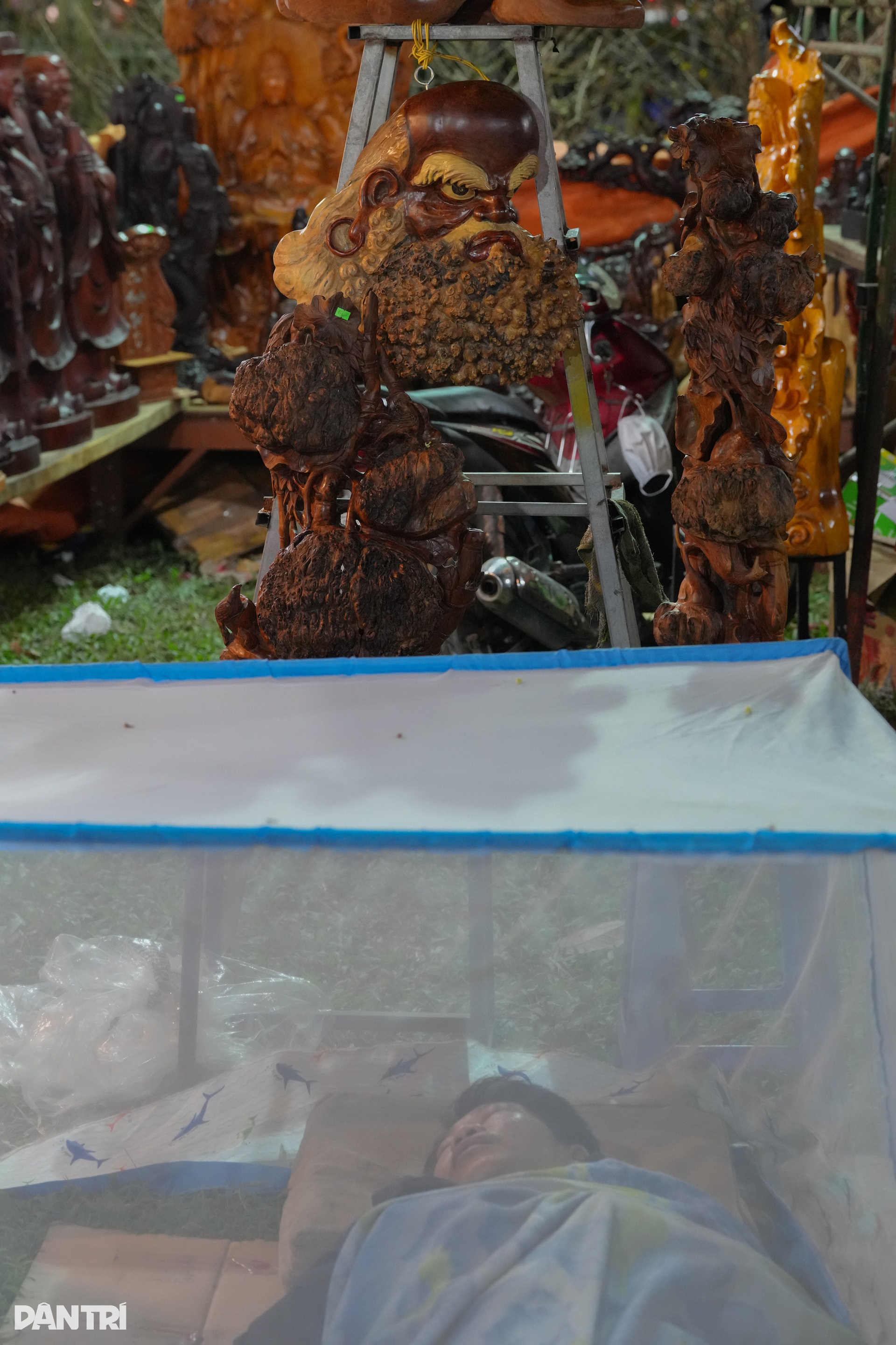 Tiểu thương co ro trong đêm lạnh, mong bán hết hoa để về nhà ăn Tết - 3 Tiểu thương co ro trong đêm lạnh, mong bán hết hoa để về nhà ăn Tết - 3