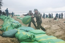 Huy động 300 người đắp kè "cứu" bãi biển đẹp nhất Quảng Ngãi