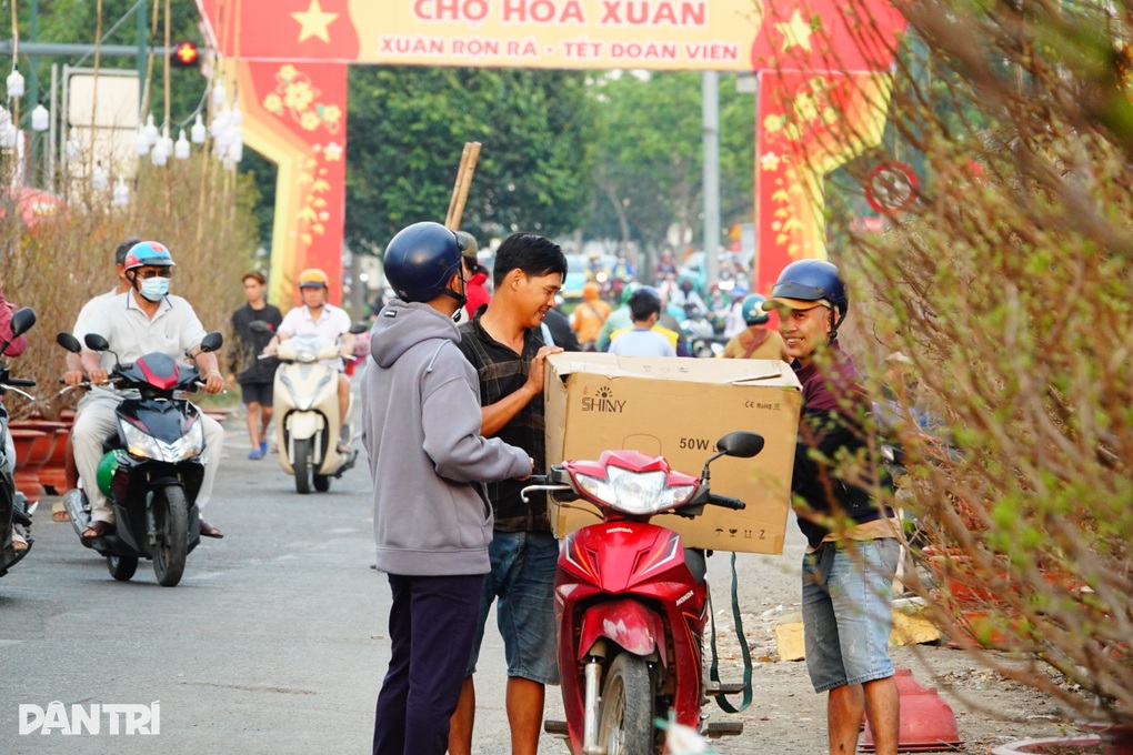 Tất bật ngày Tết, chủ vườn mai thở phào vì hết cảnh há miệng chờ sung - 5 Tất bật ngày Tết, chủ vườn mai thở phào vì hết cảnh há miệng chờ sung - 5