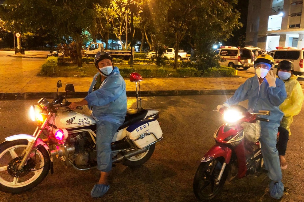 Công an chạy xe mô tô chở một phụ nữ về nhà gặp mặt người thân lần cuối - 2 Công an chạy xe mô tô chở một phụ nữ về nhà gặp mặt người thân lần cuối - 2