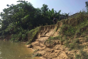 Cuộc sống bất an của hơn 1.000 hộ dân bên... miệng "hà bá"