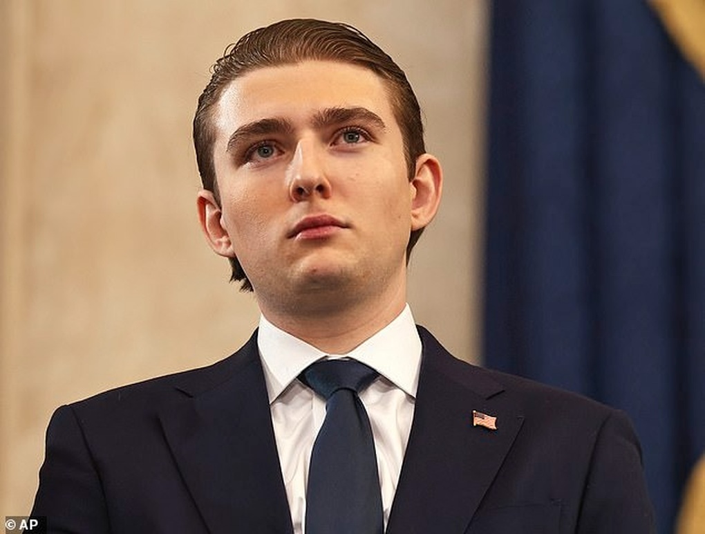 Đặc vụ luôn theo sát, “cậu út” Barron Trump hẹn hò ở trường thế nào? - 1 Đặc vụ luôn theo sát, “cậu út” Barron Trump hẹn hò ở trường thế nào? - 1