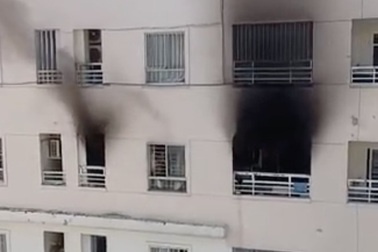 Cứu 6 người kẹt trong đám cháy tại chung cư ở TPHCM