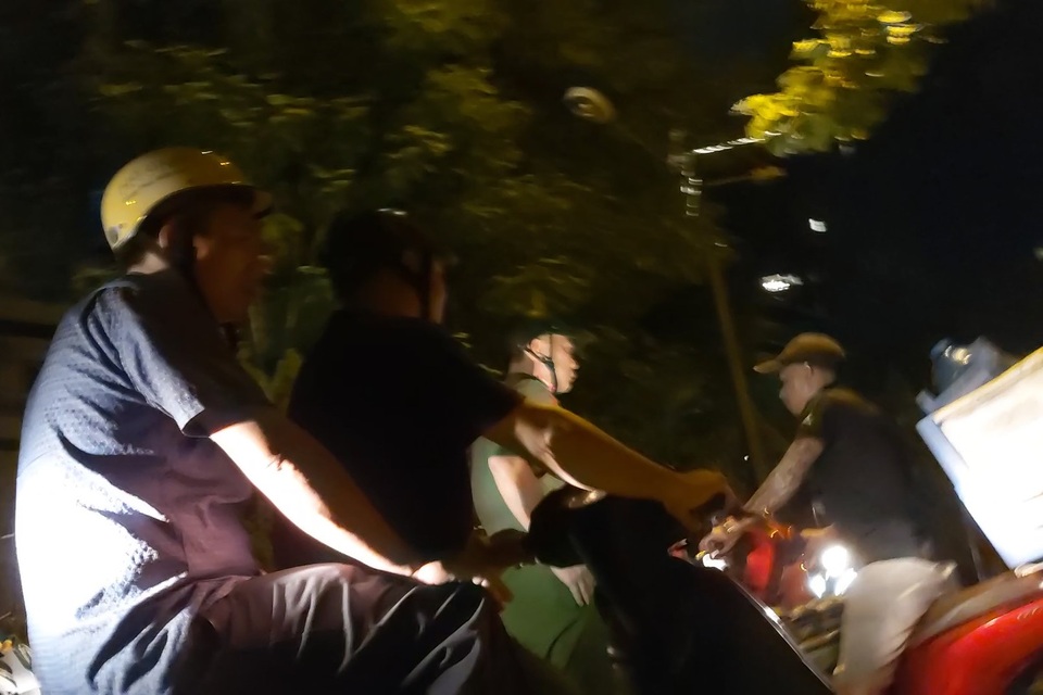 Bí ẩn cuộc điện thoại “tiên tri” giúp quán nước vỉa hè hồ Tây “sống khỏe” - 7 Bí ẩn cuộc điện thoại “tiên tri” giúp quán nước vỉa hè hồ Tây “sống khỏe” - 7