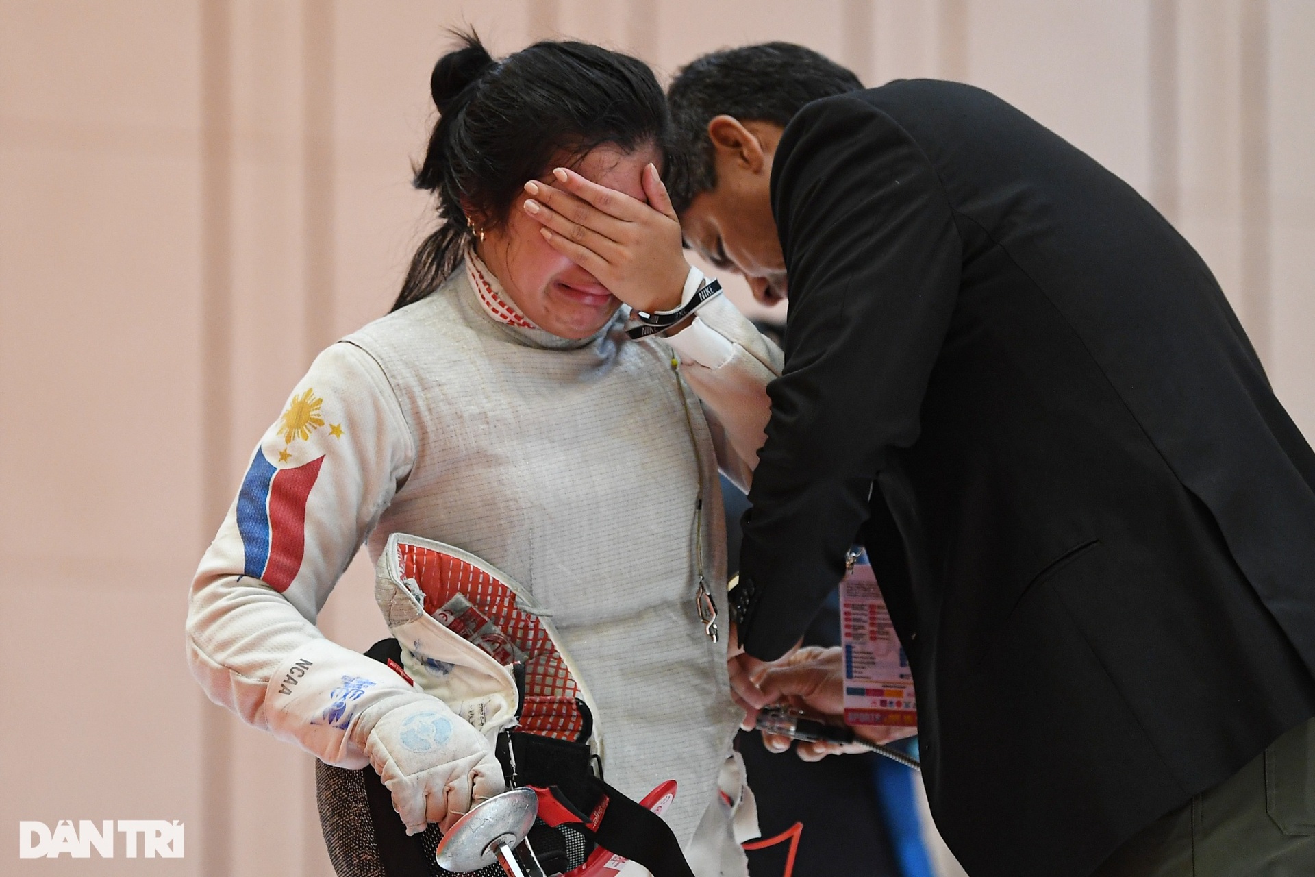 Thi đấu bằng một chân, nữ kiếm thủ thắng ngoạn mục vào chung kết SEA Games - 3 Thi đấu bằng một chân, nữ kiếm thủ thắng ngoạn mục vào chung kết SEA Games - 3