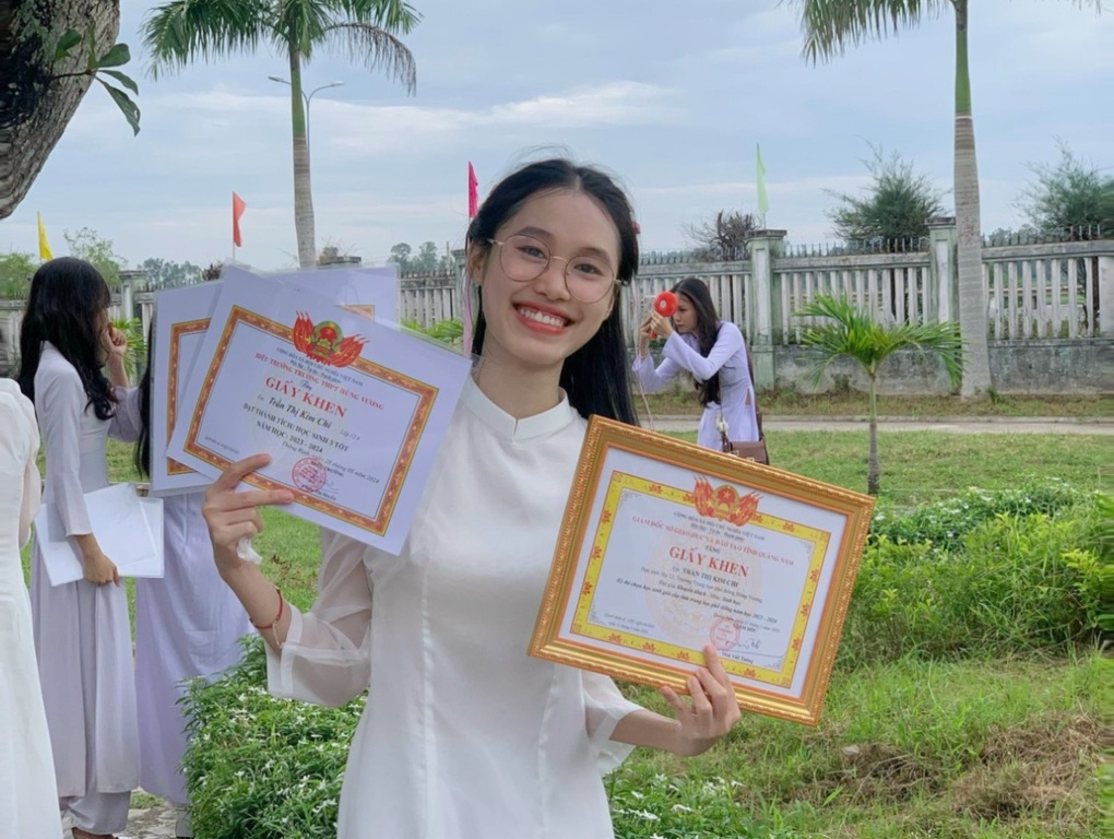 Nghiên cứu ứng dụng hỗ trợ tâm lý, nữ sinh Quảng Nam nhận học bổng đại học 50% - 1 Nghiên cứu ứng dụng hỗ trợ tâm lý, nữ sinh Quảng Nam nhận học bổng đại học 50% - 1