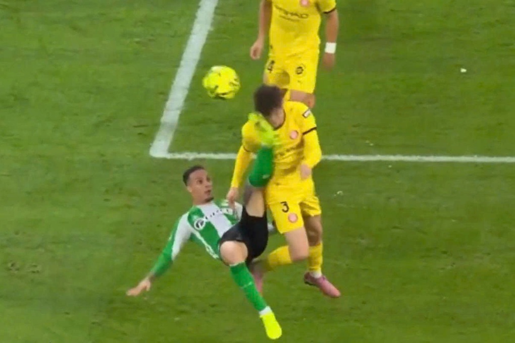 Antony nhận thẻ đỏ sau pha tung người móc bóng không cần thiết - 1