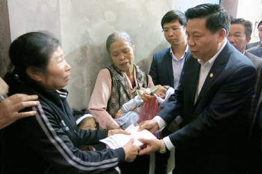 Bí thư tỉnh ủy Bắc Ninh Nguyễn Nhân Chiến thăm hỏi gia đình có hai vợ chồng tử nạn