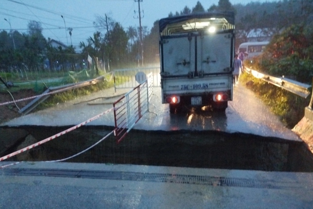 Lũ dâng cao lần 3, Huế tiếp tục ngập lụt sạt lở - 2