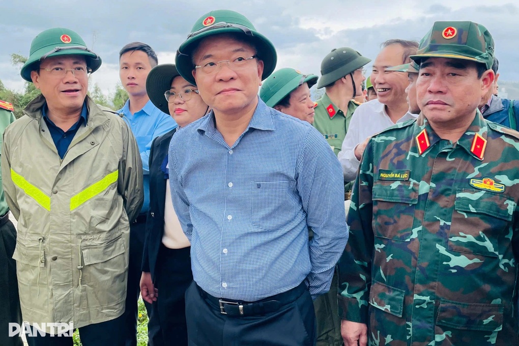 Phó Thủ tướng Lê Thành Long kiểm tra sự cố đê vỡ, thăm hỏi bà con vùng lũ - 1 Phó Thủ tướng Lê Thành Long kiểm tra sự cố đê vỡ, thăm hỏi bà con vùng lũ - 1