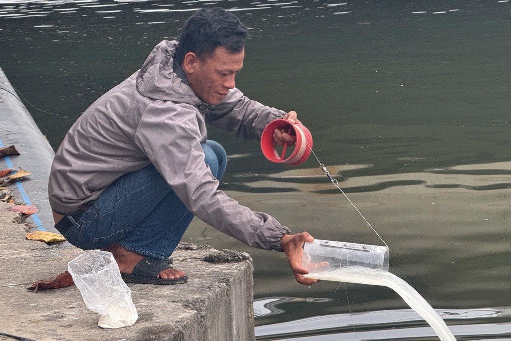 Độc chiêu săn loài cá không thể bơi lùi chỉ bằng chiếc chai nhựa  - 1