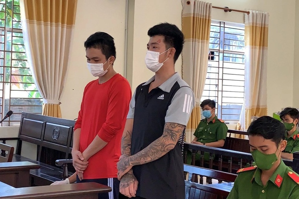 Hai thanh niên trốn khai báo y tế, dùng dao dọa cảnh sát lĩnh 27 tháng tù - 1 Hai thanh niên trốn khai báo y tế, dùng dao dọa cảnh sát lĩnh 27 tháng tù - 1