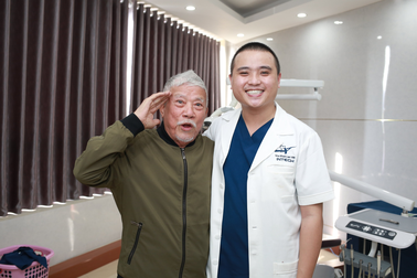 Kỳ tích: Cụ ông 94 tuổi cấy ghép implant toàn hàm thành công