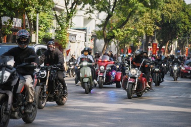Người chơi mô-tô tại Hà Nội xuống phố tụ họp chào xuân Giáp Thìn
