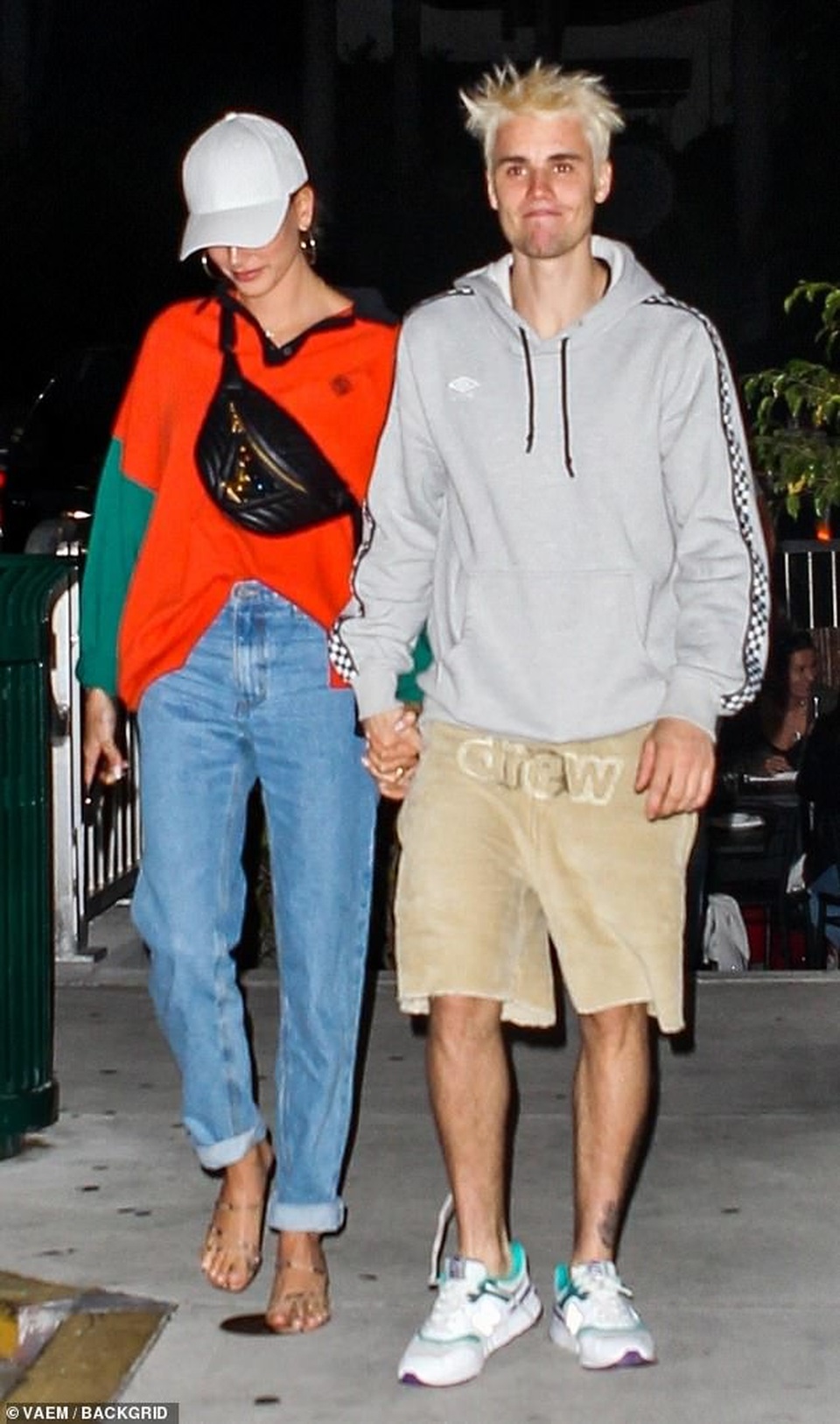 Justin Bieber chỉnh áo giúp vợ trên phố - 8 Justin Bieber chỉnh áo giúp vợ trên phố - 8