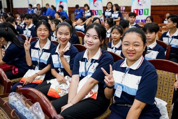Trẻ em tham dự Diễn đàn.