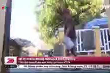 Cụ bà 90 tuổi vẫn hằng ngày miệt mài vá xe trên phố Hà Nội