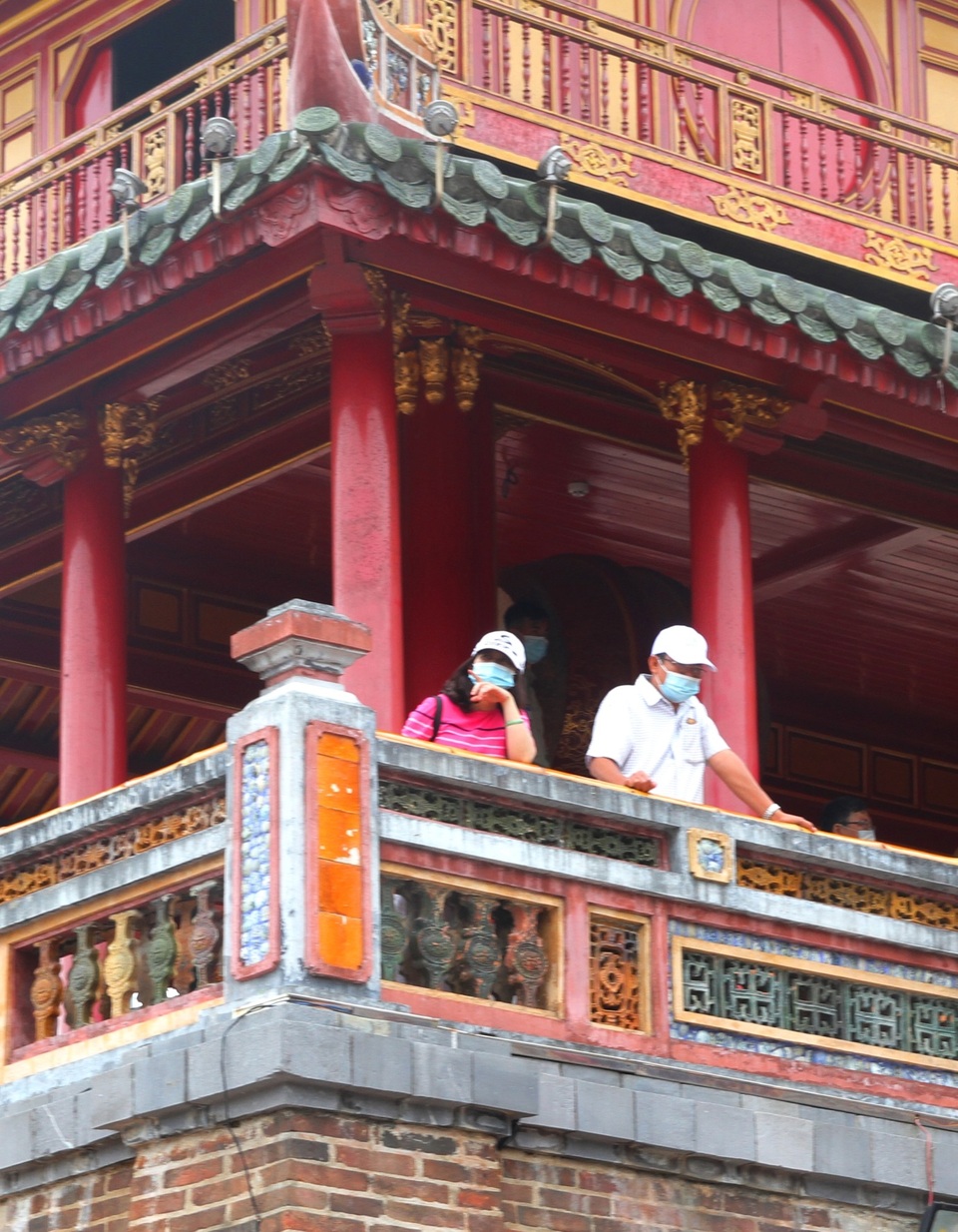 Du khách bịt khẩu trang kín mít tham quan cố đô Huế - 8 Du khách bịt khẩu trang kín mít tham quan cố đô Huế - 8