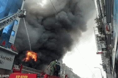 Khói lửa bao trùm quán bar gần chợ Bến Thành