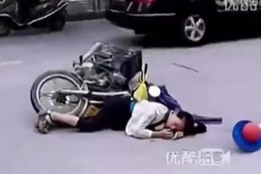 “Sự vô tâm đáng xấu hổ” là clip nổi bật nhất Internet tuần qua