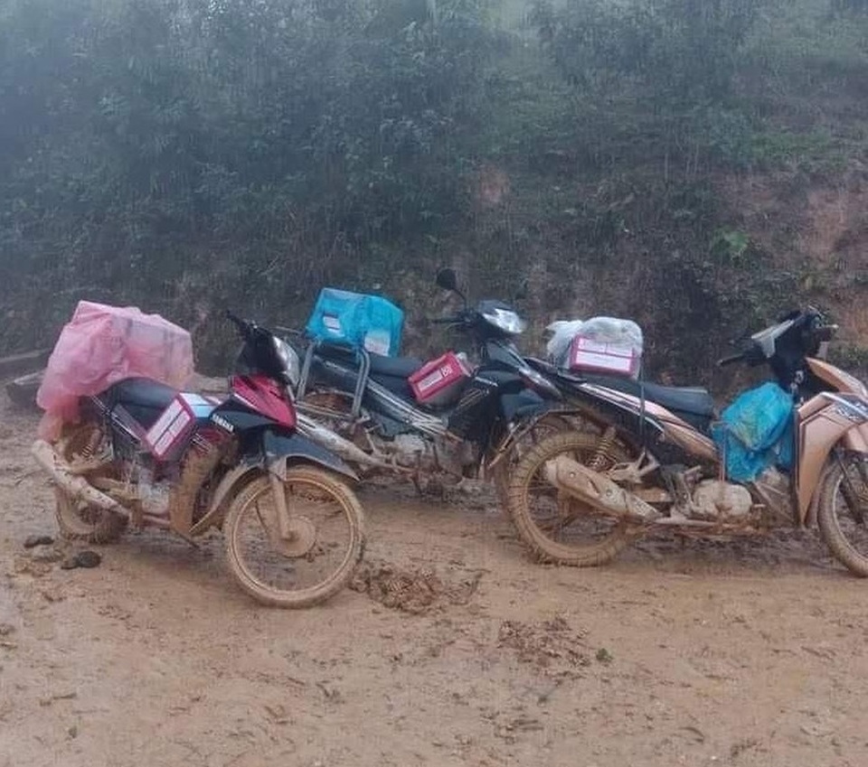 Xúc động hình ảnh bà chở cháu đi khai giảng bằng sọt xe máy cà tàng - 8 Xúc động hình ảnh bà chở cháu đi khai giảng bằng sọt xe máy cà tàng - 8