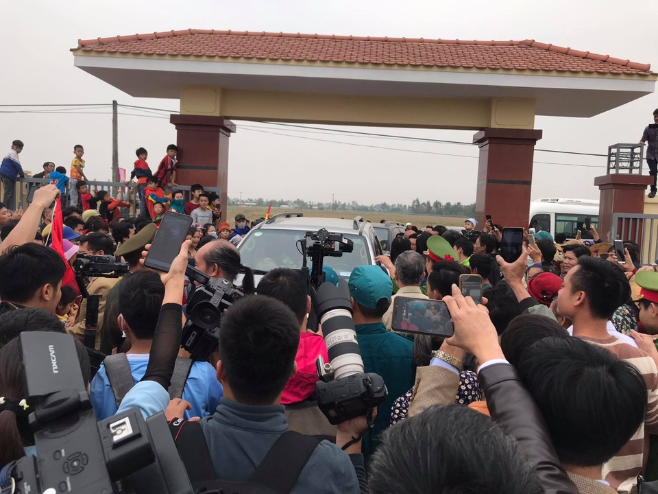 Người dân quê nhà chào đón tân hoa hậu Đỗ Thị Hà trở về - 3 Người dân quê nhà chào đón tân hoa hậu Đỗ Thị Hà trở về - 3