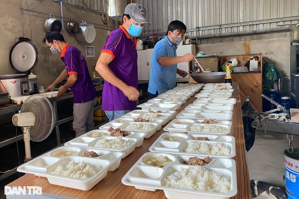 Bữa cơm cho công nhân chỉ 15.000 đồng sao đủ chất - 1 Bữa cơm cho công nhân chỉ 15.000 đồng sao đủ chất - 1