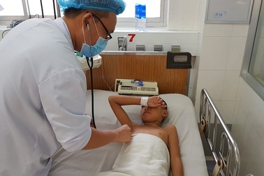 Bé 11 tuổi suýt chết vì vết thương nhỏ ở lòng bàn chân