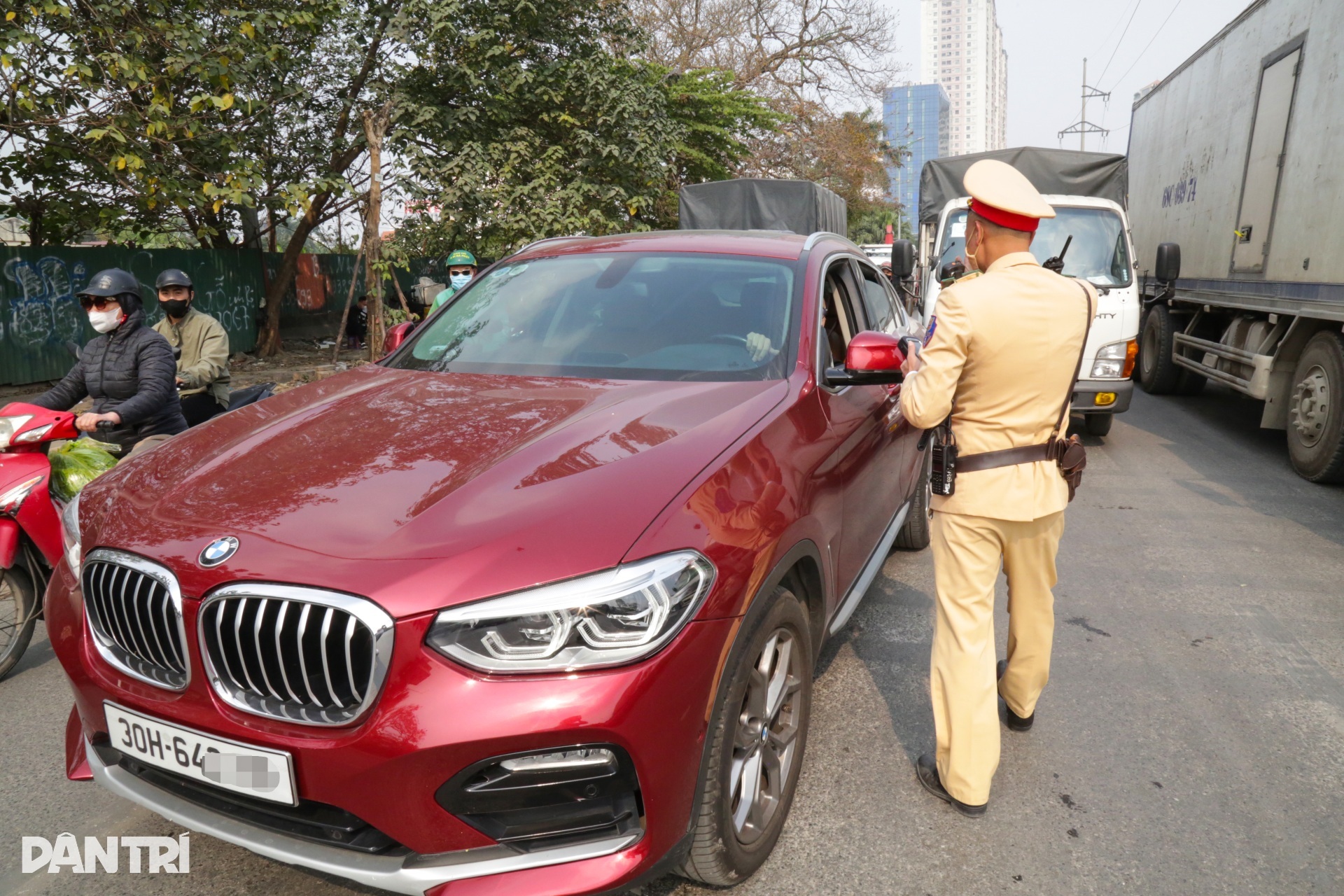 Hàng loạt tài xế xe sang bị CSGT Hà Nội kiểm tra nồng độ cồn - 4