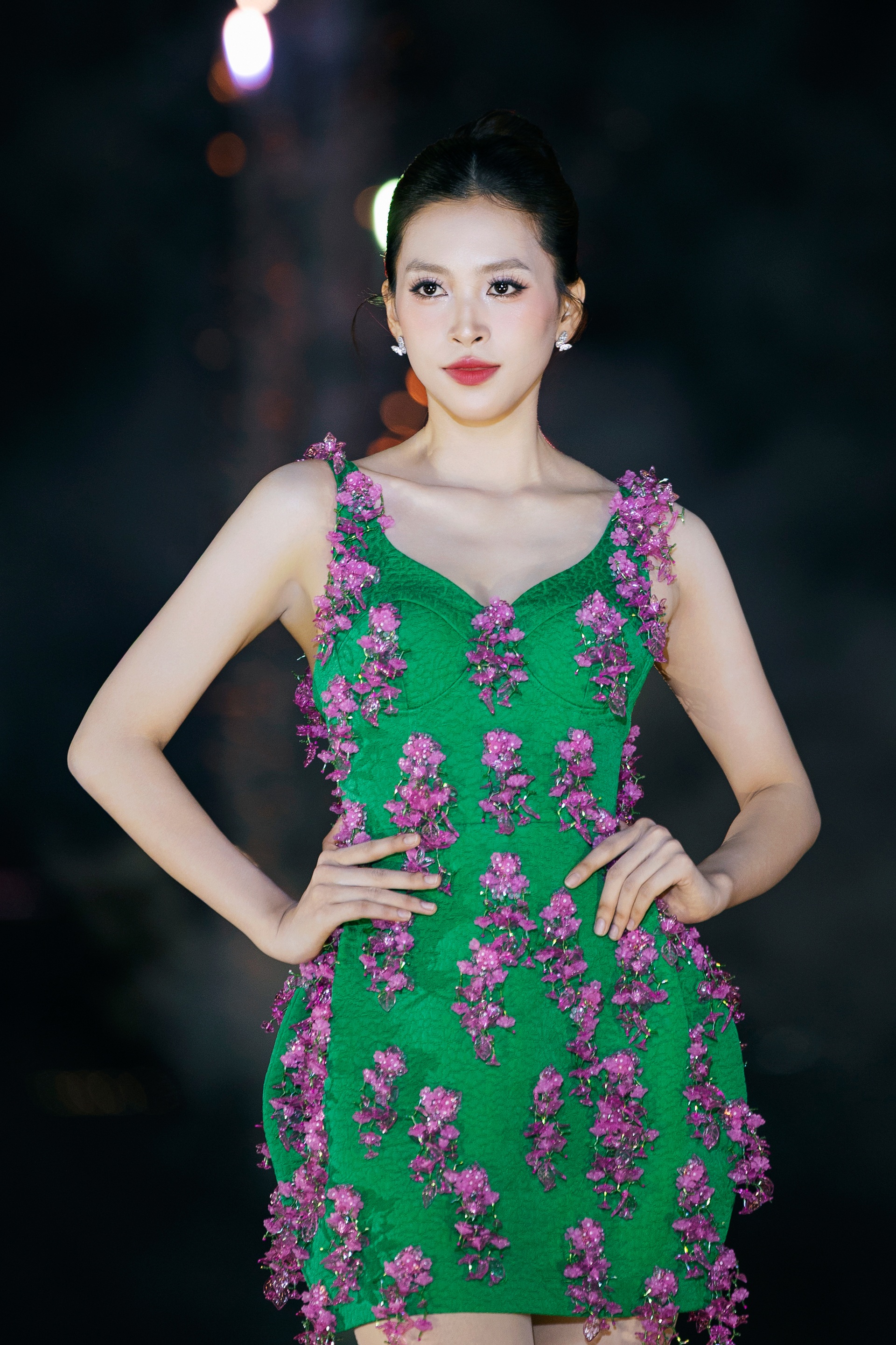 Tiểu Vy khoe nhan sắc nổi bật, thần thái cuốn hút khi trình diễn ở quê nhả - 2 Tiểu Vy khoe nhan sắc nổi bật, thần thái cuốn hút khi trình diễn ở quê nhả - 2