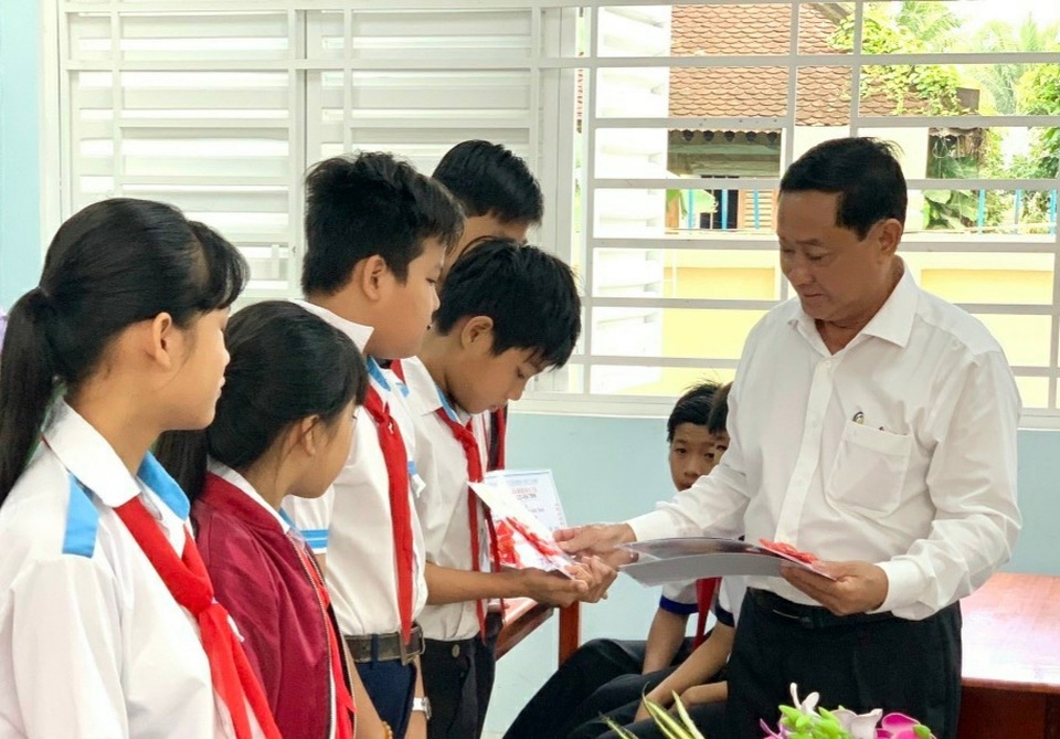 Trao tặng gần 100 thẻ BHYT cho học sinh khó khăn - 1 Trao tặng gần 100 thẻ BHYT cho học sinh khó khăn - 1