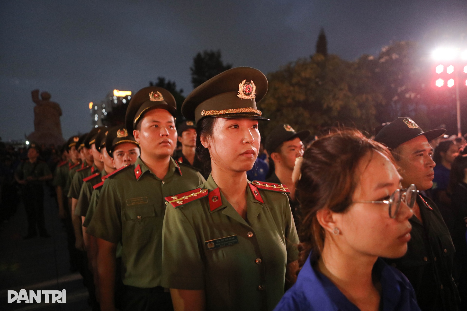 Hàng nghìn ngọn nến tri ân bừng sáng ở nghĩa trang liệt sĩ TPHCM - 6 Hàng nghìn ngọn nến tri ân bừng sáng ở nghĩa trang liệt sĩ TPHCM - 6